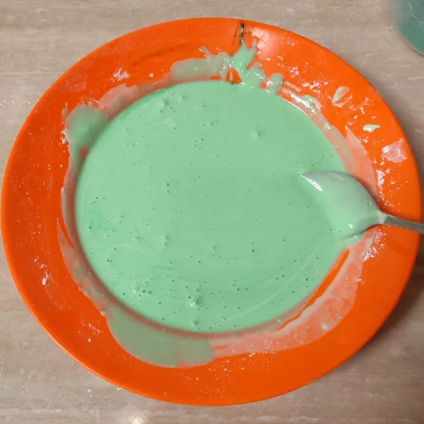 Kemudian tambahkan air kapur sirih dan air pandan, aduk rata.