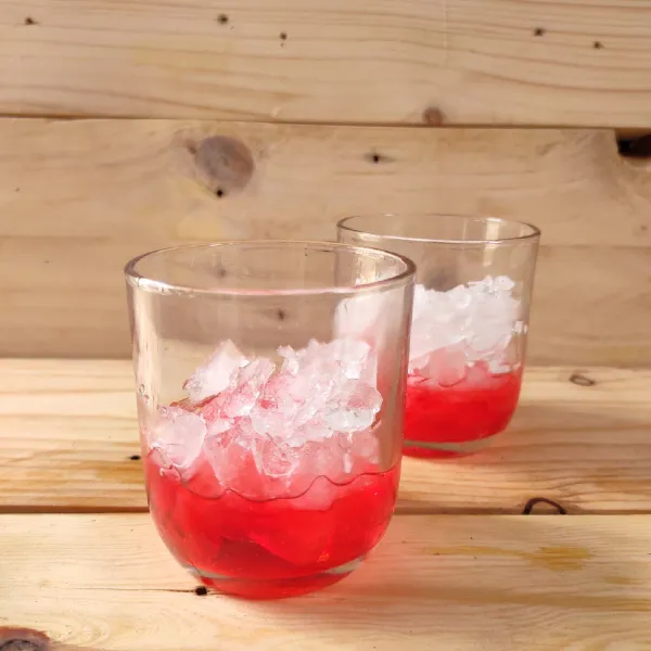 Penyajian, tuangkan syrup cocopandan dan es batu ke dalam gelas.