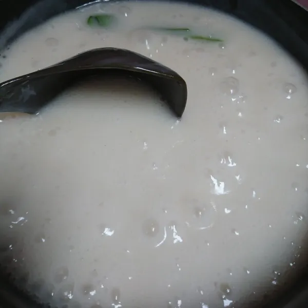 Masak bersama daun pandan sambil diaduk hingga meletup-letup. Dinginkan.