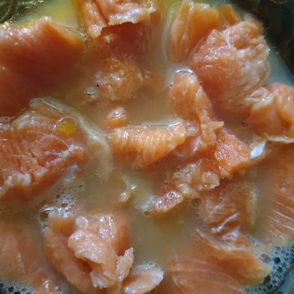 Marinasi salmon dengan kocokan telur kurang lebih 3 menit