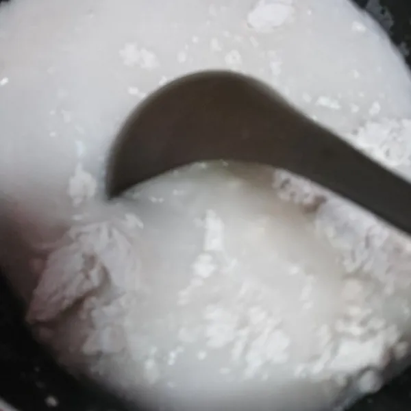 Larutkan tepung beras, gula pasir dan garam di dalam santan.