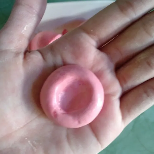 Lalu beri lubang sedikit dengan ujung jari/jempol. Lakukan hingga adonan habis.