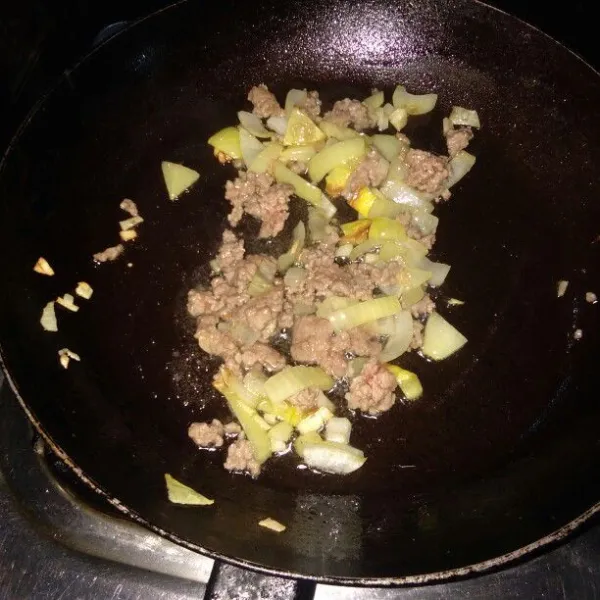 Masukkan daging giling, aduk rata