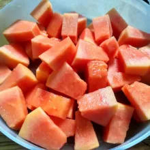 Kupas pepaya dan potong-potong.