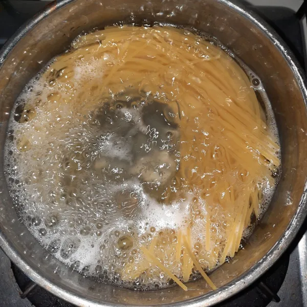 Rebus spaghetti selama 5 menit, angkat dan tiriskan.