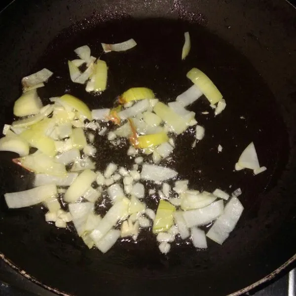 Tumis bawang putih dan bombai sampai harum