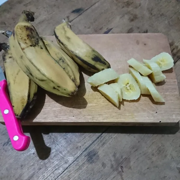 Kupas pisang lalu potong sesuai selera.