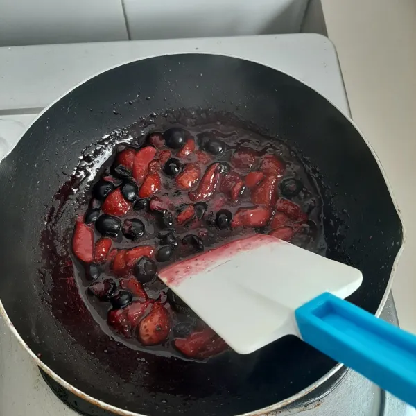 Masak adonan dengan api kecil hingga gula larut dan adonan mengental. Sebelum disajikan tunggu topping hingga dingin.