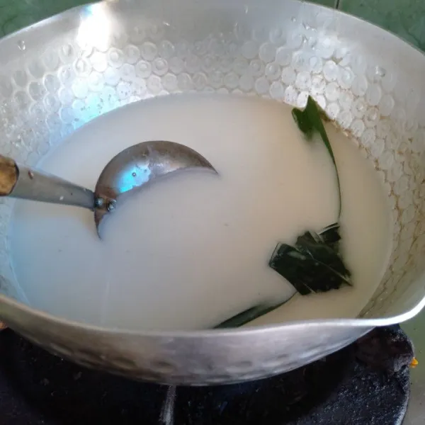 Tambahkan santan, aduk rata. Lalu masak dengan api kecil agar tidak pecah santan, sambil diaduk tunggu hingga mendidih. Matikan api.