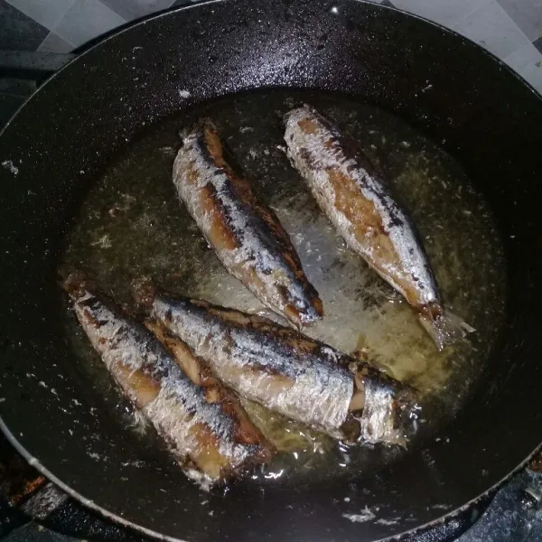 Cuci bersih ikan lalu goreng hingga matang, tiriskan.