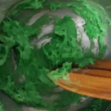 Masak adonan warna hijau sampai mengental.