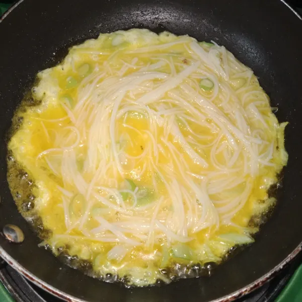 Tuang adonan omelette