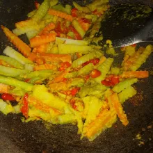 Tambahkan wortel, timun, cabe merah dan cabe rawit.