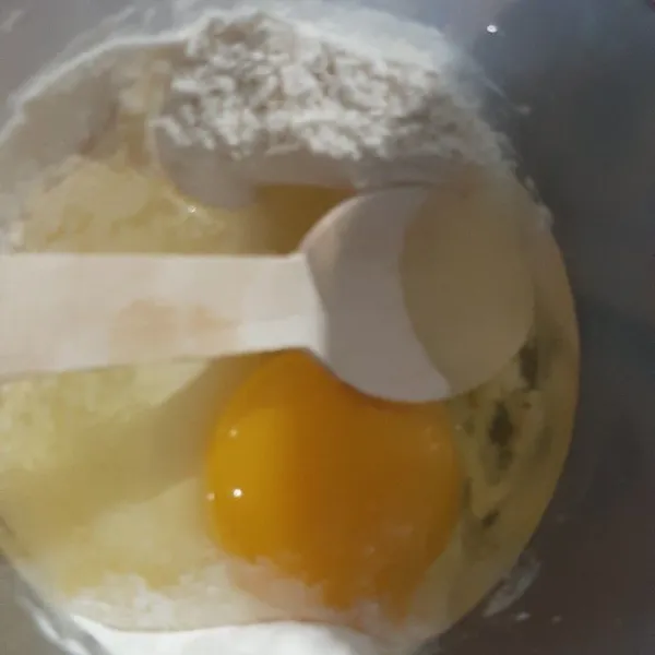 Di dalam wadah  lain masukkan tepung dan telur. Aduk lalu masukkan air sedikit