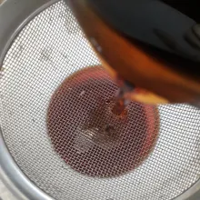 Masak gula merah dan gula pasir lalu saring.