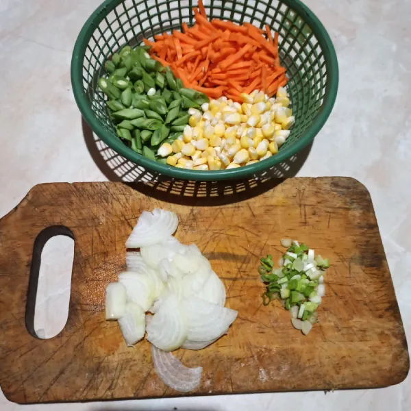 Siapkan semua sayuran, bawang bombai, dan daun bawang.