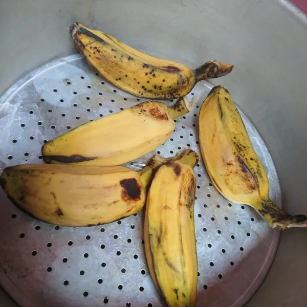 Kukus pisang kepok hingga matang.