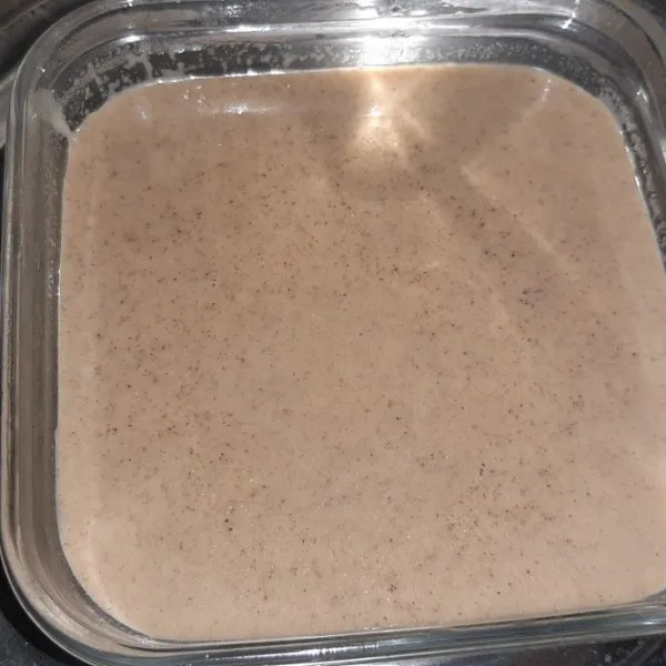 Masukkan adonan nugget ke dalam mangkuk kaca, lalu kukus di panci pengkukus yang sudah panas selama 30 menit