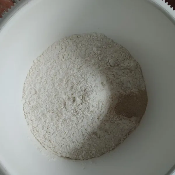Campur tepung dan ragi hingga rata.