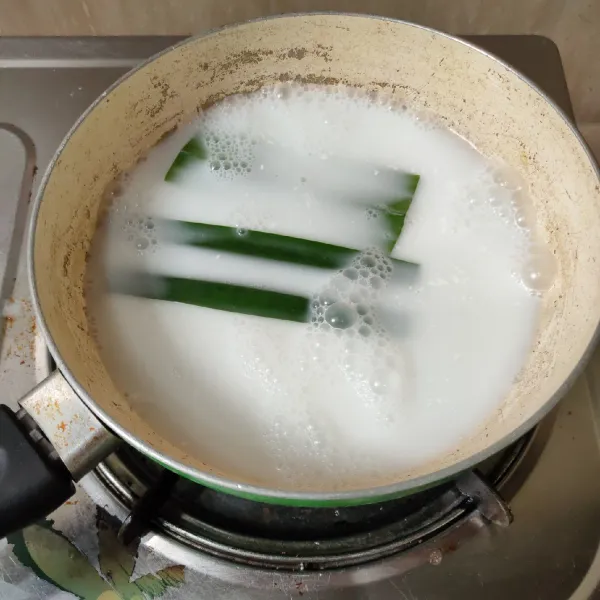 Masak santan, daun pandan dan garam hingga mendidih, angkat.