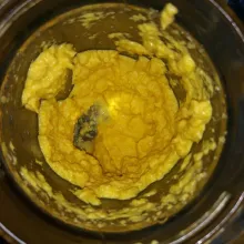 Blender bumbu sampai halus.