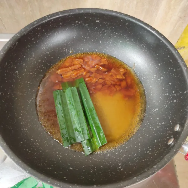 Membuat sirup gula merah: tuangkan air, gula merah, gula pasir dan daun pandan kedalam panci, masak hingga mendidih dan gula larut, angkat.