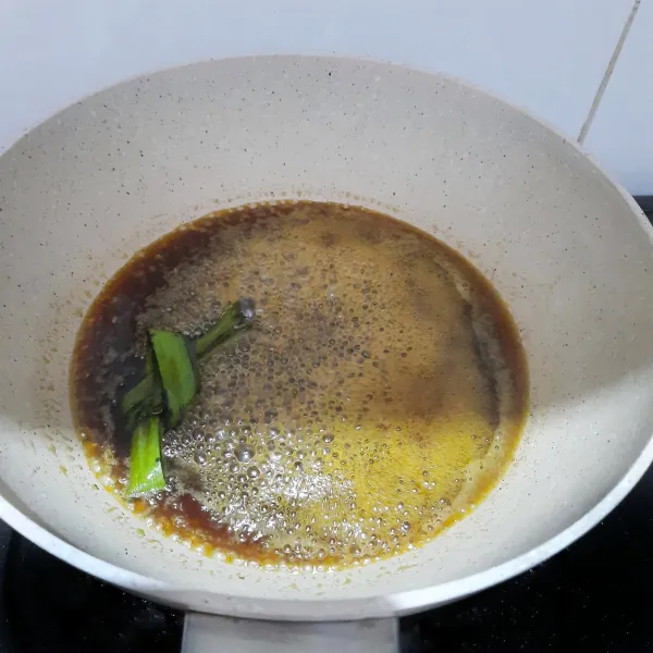 Membuat gula merah: campur semua bahan gula merah. Masak hingga agak mengental. Angkat.