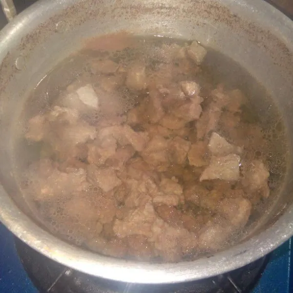 Potong daging lalu rebus sampai empuk, tiriskan.