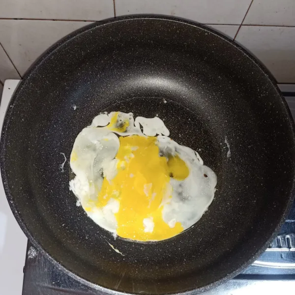 Panaskan sedikit minyak, orak-arik telur hingga matang, lalu angkat