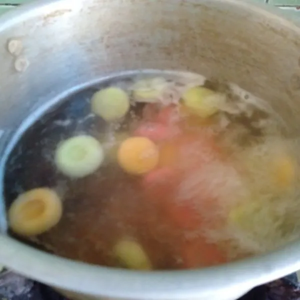 Dan rebus dalam air mendidih. Tunggu hingga adonan terapung. Angkat dan sisihkan.