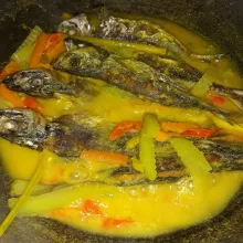 Setelah mendidih, masukan ikan serai dan masak sampai kuah menyusut.
