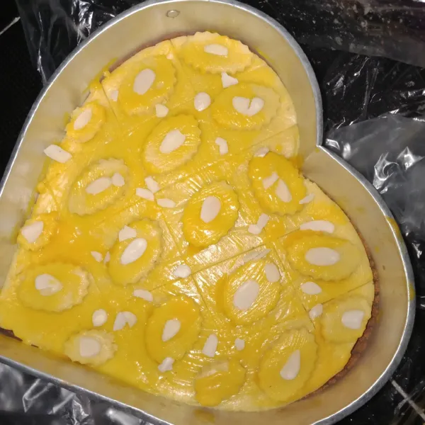 Beri olesan kuning telur mix mentega cair. Lalu oven suhu 150°c selama 25 menit panas atas saja.