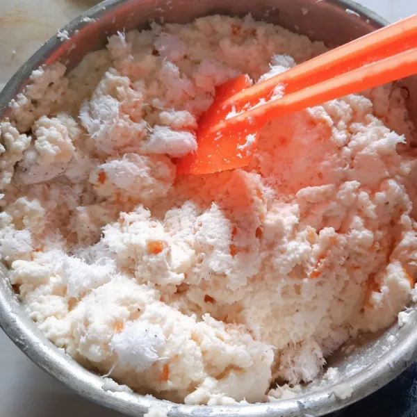 Campurkan parutan singkong, kelapa, gula aren, vanili dan garam. Aduk hingga tercampur rata.