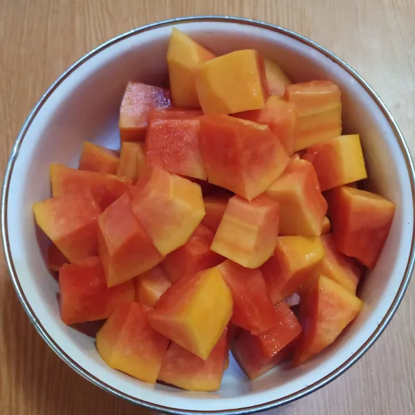 Kupas dan potong-potong pepaya.