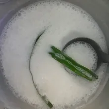 Masak santan kelapa dengan daun pandan.