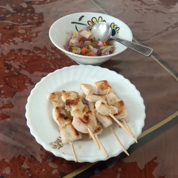 Sate taican sambal matah siap untuk disajikan.