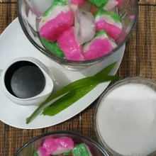 Keluarkan dari cetakan. Potong-potong kecil. Masukkan ke dalam gelas saji. Tambahkan es batu, santan kelapa dan gula merah. Es Selendang Mayang siap disajikan.