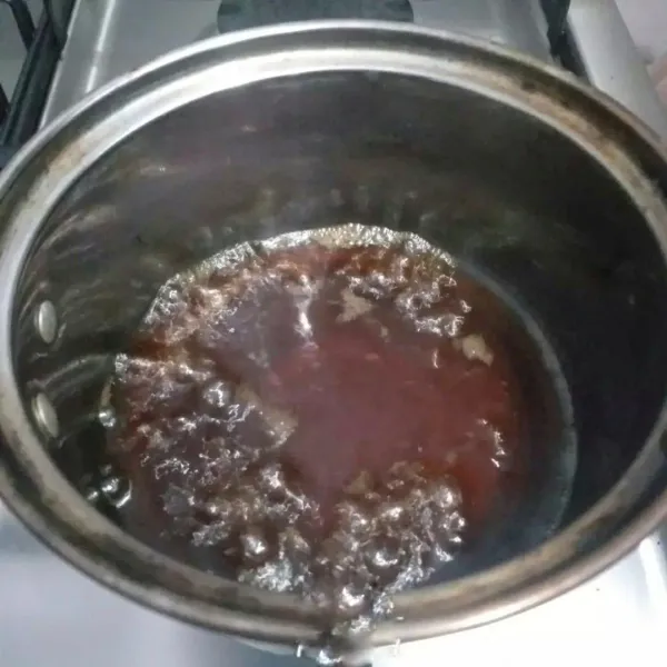 Buat larutan gula. Campur dan aduk rata gula dan air, masak sampai mendidih. Sisihkan dan biarkan dingin.