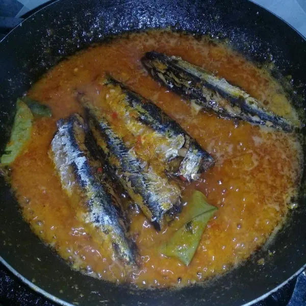 Lalu masukan ikan yang sudah digoreng. Aduk rata dan masak sampai air menyusut dan bumbu meresa. Koreksi rasa.