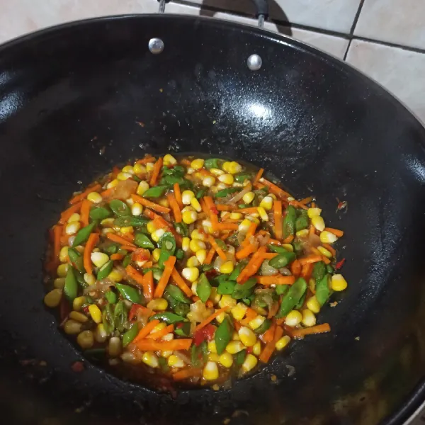 Tambahkan saus tiram, masak lagi hingga benar-benar matang.