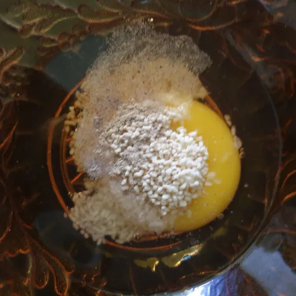 Siapkan wadah, masukkan telur, kaldu jamur, dan lada. Kocok sampai tercampur rata