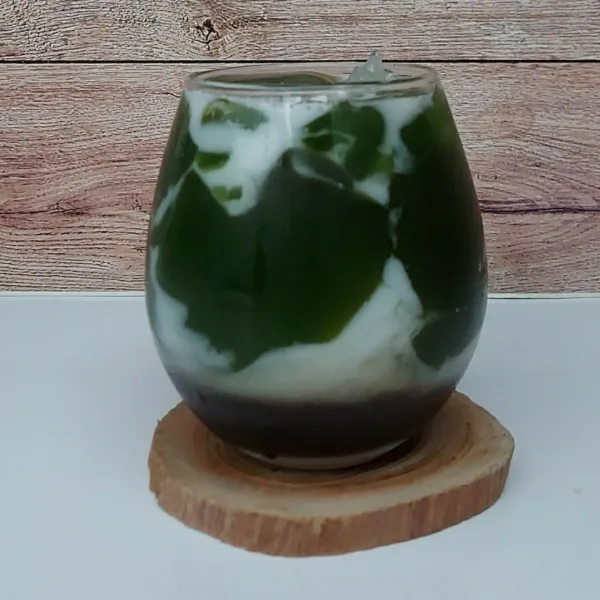 Penyajian, masukkan 4-5 sdm larutan gula. Lalu masukkan es batu dan cincau hijau. Masukkan santan sampai gelas penuh.