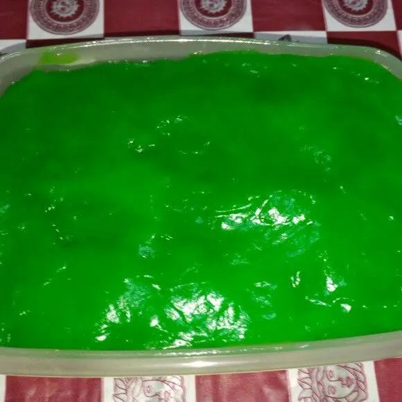 Terakhir masak warna hijau sampai mengental lalu tuang diatas warna putih.