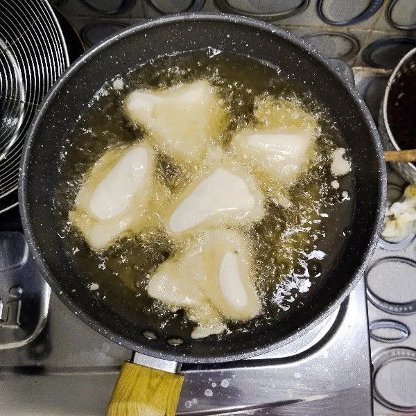 Panaskan minyak dalam wajan. Goreng pisang sampai matang.