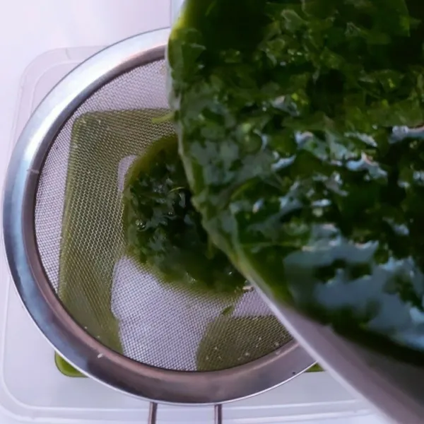 Remas-remas sekitar 5 menitan sampai air berwarna hijau pekat dan daun mulai berlendir dan licin. Kemudian saring.