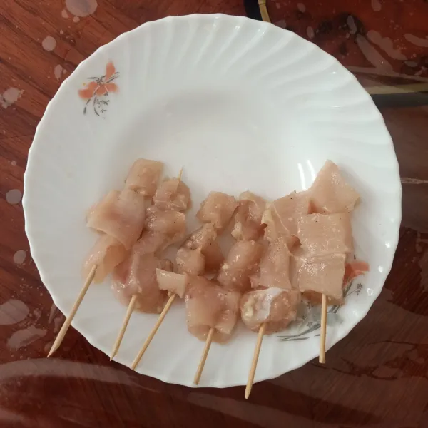 Tusuk-tusuk daging dengan tusuk sate.