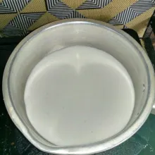 Rebus santan, gula pasir dan garam hingga mendidih, lalu biarkan hingga dingin.
