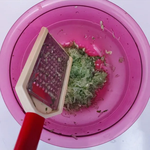 Cuci bersih timun, buang bagian ujungnya. Lalu parut timun dengan parutan keju.