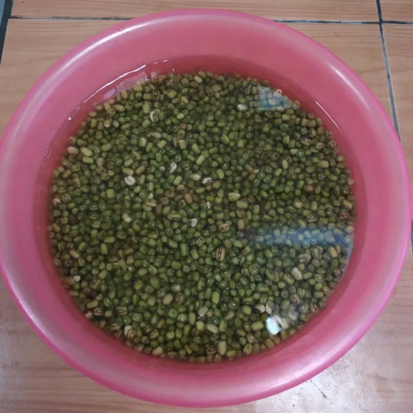 Cuci kacang hijau sampai bersih, lalu rendam dengan air selama 3-4 jam. Tiriskan.