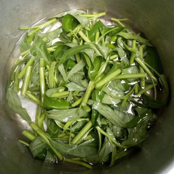 Potong-potong sayur kangkung lalu cuci bersih dan tiriskan.